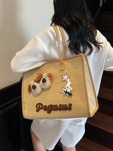 Sac cabas en toile décontracté avec chiens en peluche et broderie Pegasus sur mannequin