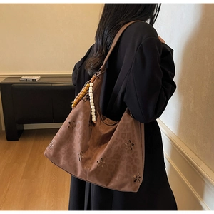 Gros plan du sac bandoulière rétro marron avec motif léopard et découpes florales
