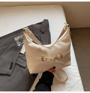 Dettaglio della borsa hobo in ecopelle bianco crema con fibbia in metallo dorato e trama