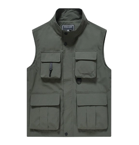 Détail de la veste utilitaire vert armée avec quatre grandes poches cargo à rabat