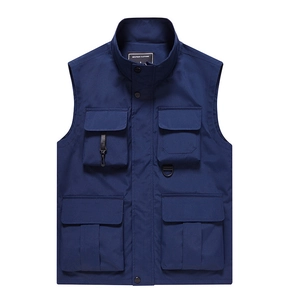 Détail de gilet tactique bleu marine avec quatre poches à rabat et anneau de fixation en D