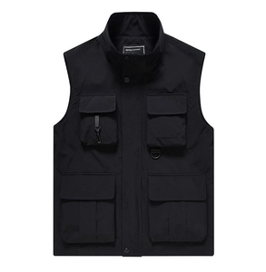 Détail d'un gilet de pêche noir avec plusieurs poches et fermeture à bouton-pression
