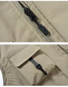 Détail du gilet extérieur kaki montrant la fermeture éclair et la poche à rabat à boucle