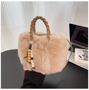 Detail der Plüsch-Beuteltasche mit Ledergriff und Perlenanhänger aus Holz für Damen