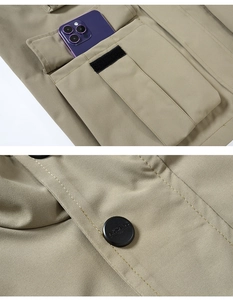 Détail de la veste de pêche kaki montrant les poches cargo et les boutons personnalisés