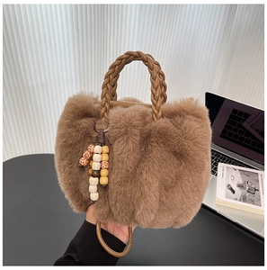 Nahaufnahme der braunen Plüschtasche mit geflochtenem Ledergriff und bunten Holzperlen
