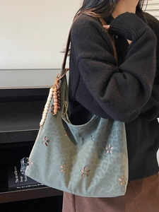 Sac fourre-tout vert Morandi avec motif léopard et breloque bohème pour femme chic