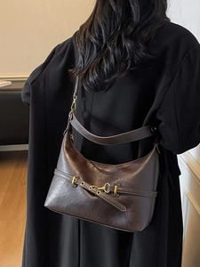 Borsa sottobraccio retrò marrone scuro in pelle lucida con fibbia decorativa in metallo