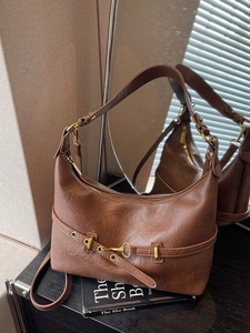 Borsa a spalla hobo marrone vintage con fibbia dorata e tracolla regolabile donna