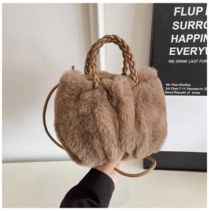 Details der flauschigen braunen Beuteltasche mit geflochtenem Griff und weichem Kunstfell