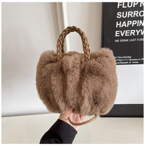 Detail der Plüsch-Eimertasche aus Kunstpelz in Khaki mit gewebtem Ledergriff und Gurt