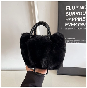 Nahaufnahme der schwarzen Plüsch-Beuteltasche mit geflochtenem Ledergriff für den Winter