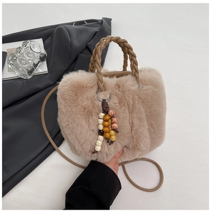 Detailaufnahme der flauschigen Kunstpelz-Beuteltasche mit Ledergriff und Holzperlen-Deko