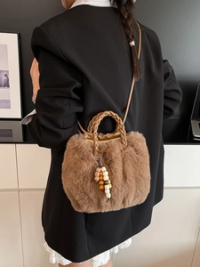 Braune flauschige Plüsch-Beuteltasche mit geflochtenen Ledergriffen und Holzperlen-Anhänger