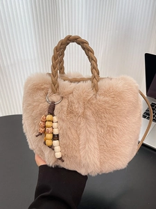 Plüschtasche in Apricot mit braunem Ledergriff und bunten Holzperlen für Damen