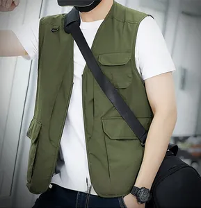 Détail du gilet de pêche olive avec multiples poches utilitaires et anneau de suspension
