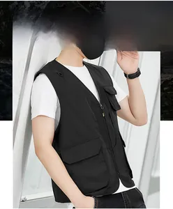 Détail du gilet de pêche fonctionnel à poches multiples en tissu noir à séchage rapide
