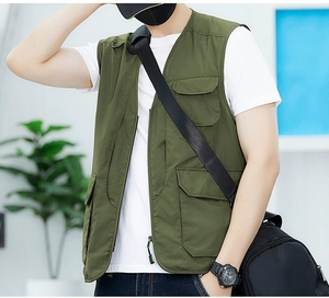 Détail du gilet extérieur vert militaire avec plusieurs poches fonctionnelles et col en V