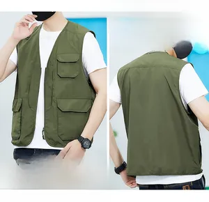 Détails d'un gilet d'extérieur vert foncé avec quatre poches à rabat et fermeture à glissière