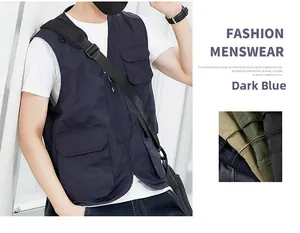 Vue détaillée du gilet d'extérieur bleu marine à poches multiples en tissu technique