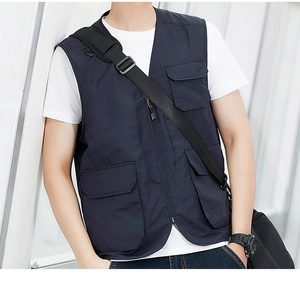 Détails de la veste utilitaire bleu marine à poches multiples et design de plein air