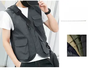Détail du gilet de pêche gris avec design multi-poches et fermeture à glissière