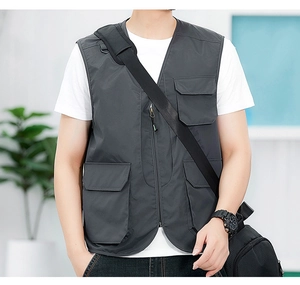 Détail du gilet extérieur gris foncé à poches multiples avec fermeture éclair et poches cargo