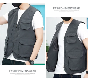 Détail du gilet d'extérieur gris anthracite à poches multiples avec doublure en maille