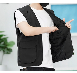 Détail du gilet extérieur noir montrant des poches fonctionnelles et une doublure en maille