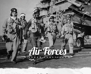 Historisches Schwarz-Weiß-Foto von Piloten auf einem Deck für Militär-Fliegerjacken