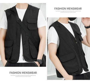 Détail d'un gilet d'extérieur noir à séchage rapide avec poches tactiques et fermeture éclair