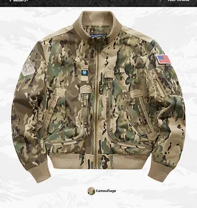 Vorderansicht einer Multicam-Camouflage-Tactical-Bomberjacke mit Bündchen und Patches