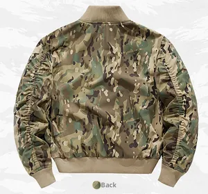 Rückansicht einer Bomberjacke mit Camouflage-Muster, Rippkragen und militärischem Design