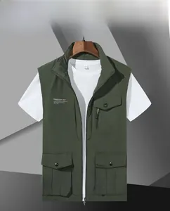 Detail der armee-grünen Schnelltrocknungs-Weste mit Funktionstaschen und Reißverschluss-Kragen