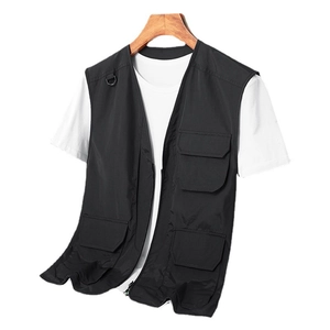 Gilet de pêche tactique noir multi-poches en tissu à séchage rapide sur cintre en bois