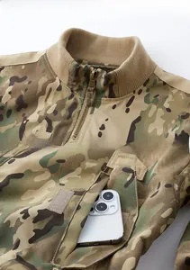 Details der Tarnjacke mit funktionaler Ärmeltasche mit Klettverschluss und Rippstrickkragen