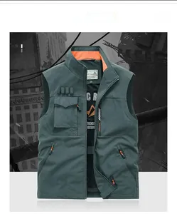 Dettaglio del gilet verde da esterno con tasche multiuso e tessuto in poliestere