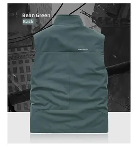 Vista posteriore del gilet outdoor verde fagiolo da uomo con slogan sulla schiena