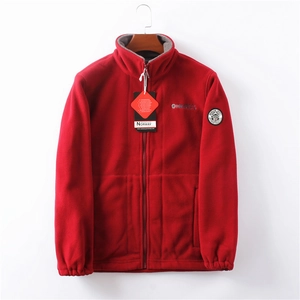 Détail de la veste en polaire rouge avec col montant et broderie drapeau Norvège