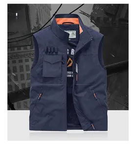 Vista dettagliata del gilet cargo blu navy multitasche con fodera interna arancione a contrasto