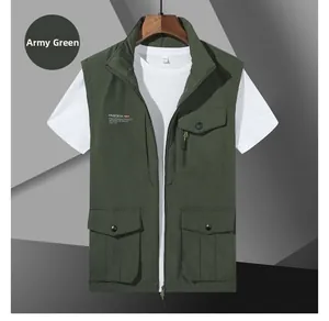 Detail der armeegrünen Funktionsweste mit Multi-Taschen-Design und Stehkragen