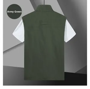 Rückansicht der armee-grünen Outdoor-Weste mit Funktionsnähten und hohem Kragendetail