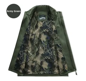 Detail der armygrünen taktischen Weste mit atmungsaktivem Camouflage-Netzfutter und Stehkragen