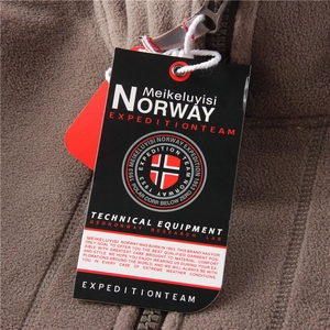 Détail de l'étiquette et du zip sur une veste polaire marron pour hommes