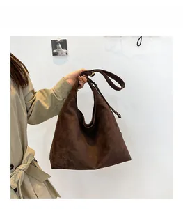 Grande borsa tote in pelle scamosciata marrone scuro con tracolla regolabile e fibbia