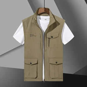 Gilet utility kaki da uomo con tasche multiple e collo alto su uno sfondo grigio