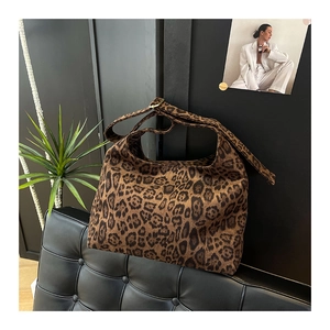 Dettaglio della fibbia regolabile sulla borsa shopper grande con stampa leopardata