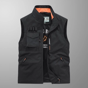 Gilet da uomo outdoor nero con fodera in rete arancione e tasche cargo multifunzione