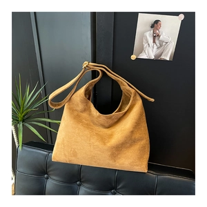 Dettaglio della borsa hobo grande in camoscio cammello con tracolla larga regolabile