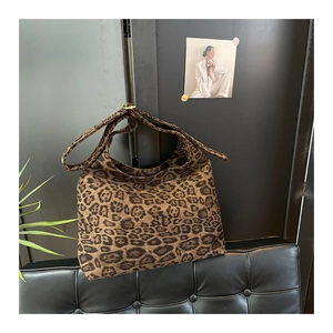 Dettaglio della stampa leopardata e della morbida trama scamosciata di una borsa tote